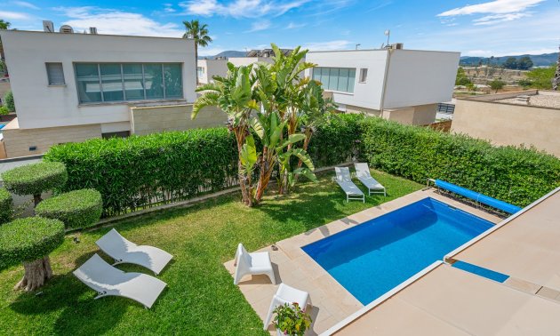 Resale - Villa -
Orihuela Costa - Vistabella