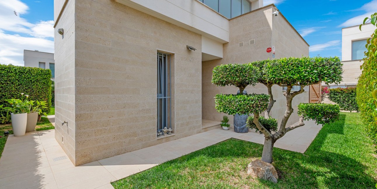 Resale - Villa -
Orihuela Costa - Vistabella