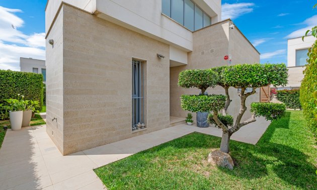 Resale - Villa -
Orihuela Costa - Vistabella