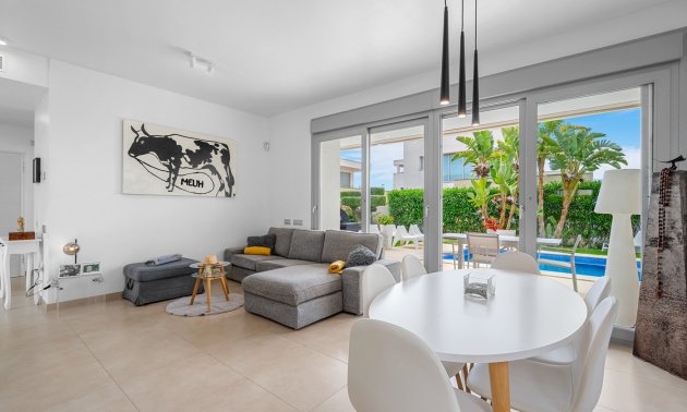 Resale - Villa -
Orihuela Costa - Vistabella