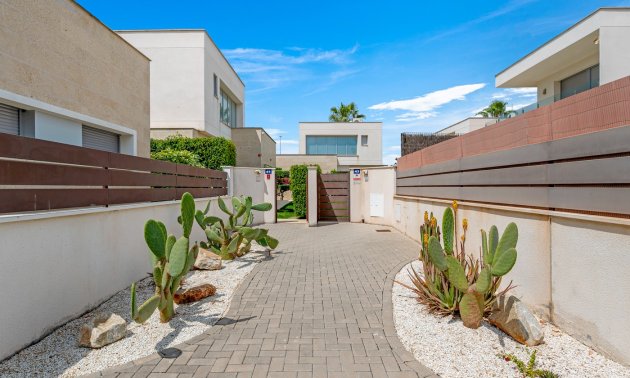 Resale - Villa -
Orihuela Costa - Vistabella