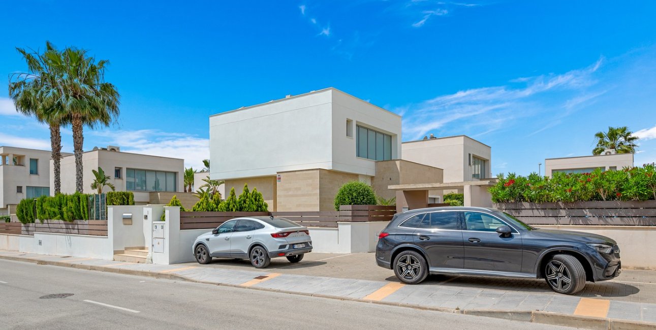 Resale - Villa -
Orihuela Costa - Vistabella
