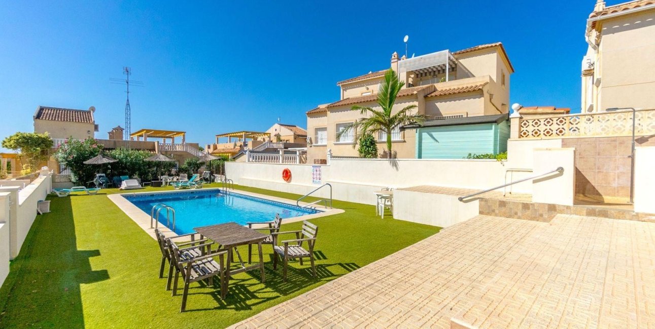 Resale - Villa -
Orihuela Costa - Villamartín