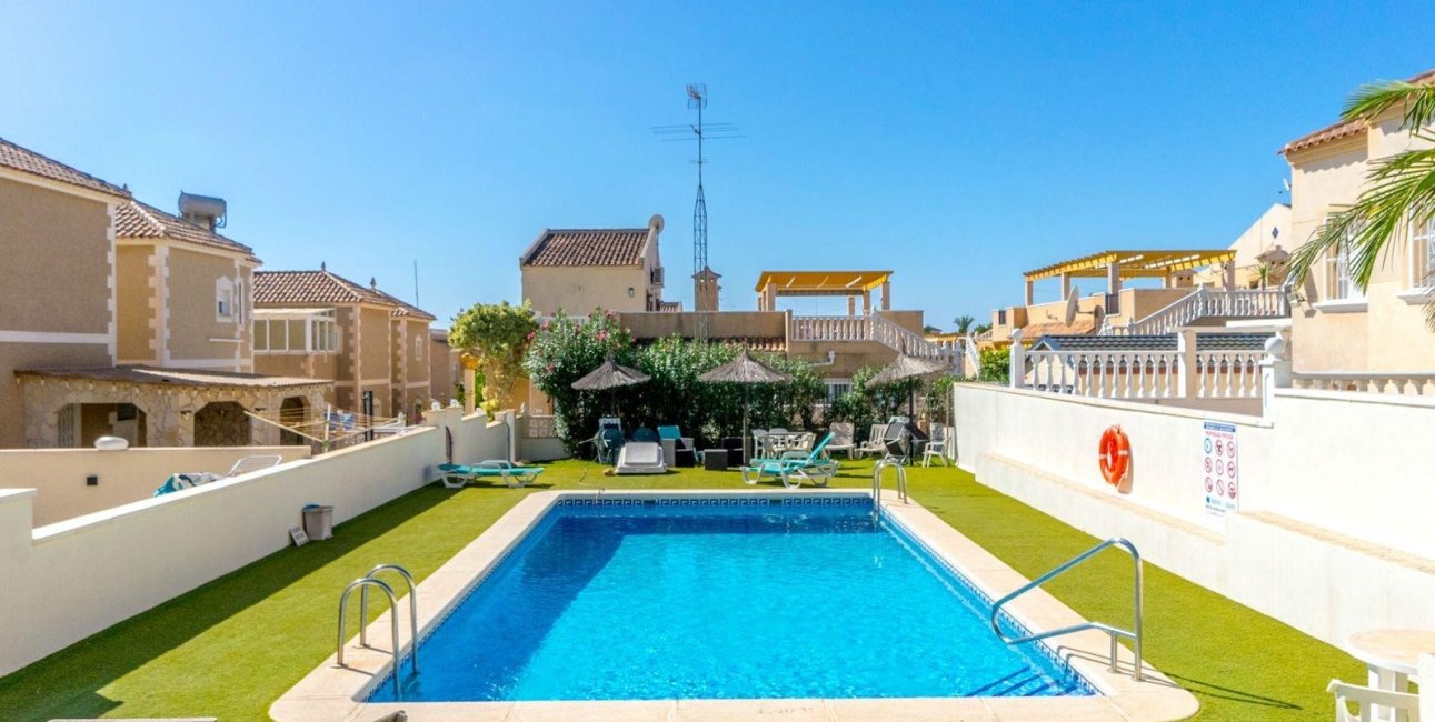 Resale - Villa -
Orihuela Costa - Villamartín