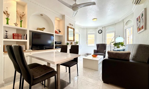 Resale - Villa -
Orihuela Costa - Villamartín