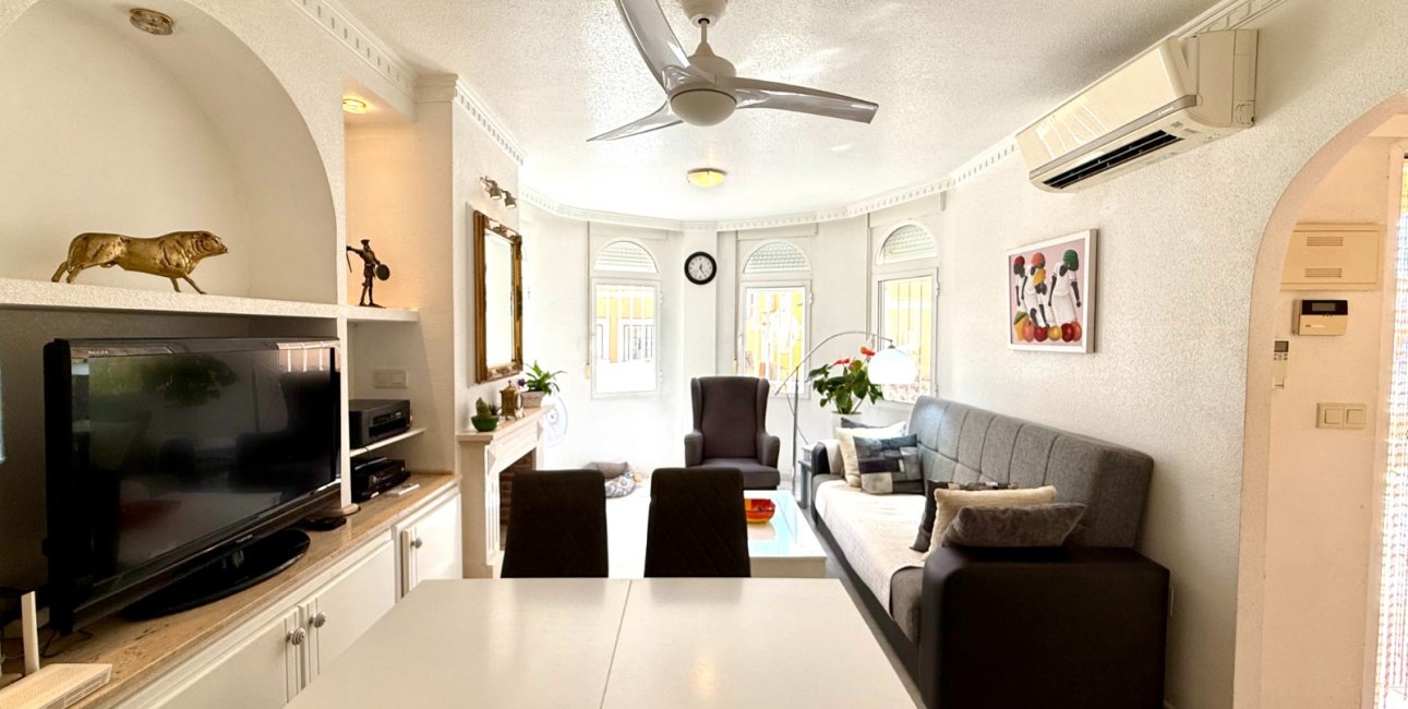 Resale - Villa -
Orihuela Costa - Villamartín