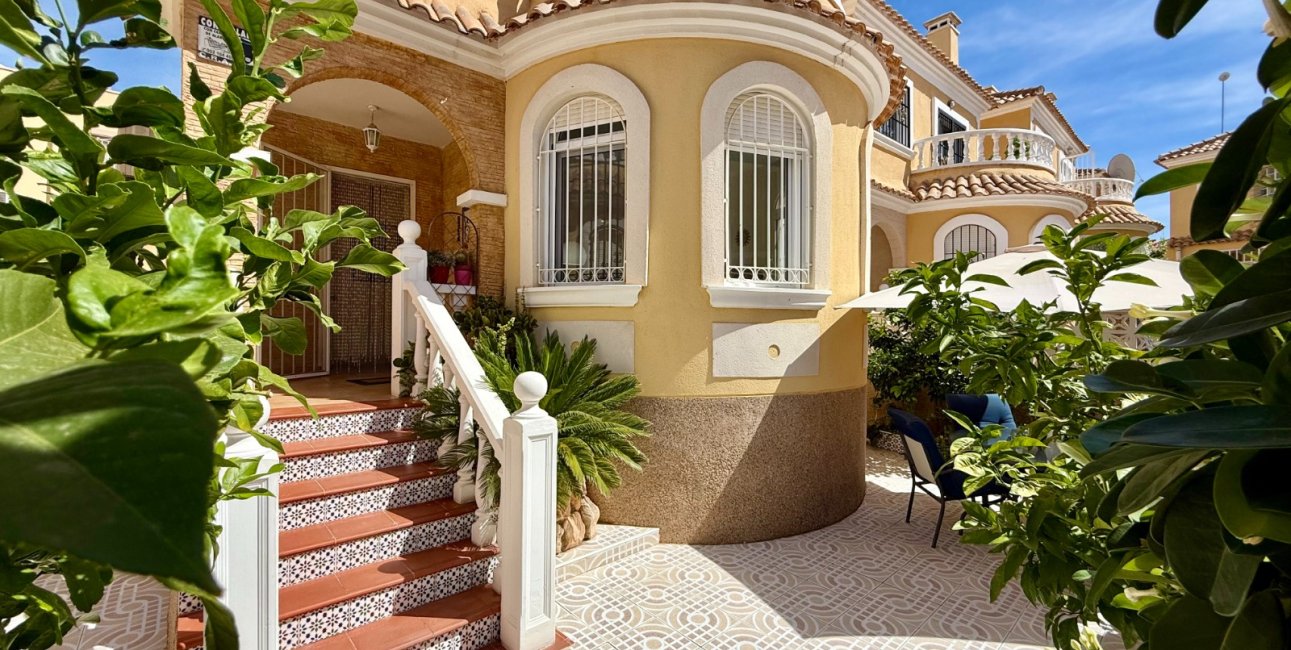 Resale - Villa -
Orihuela Costa - Villamartín