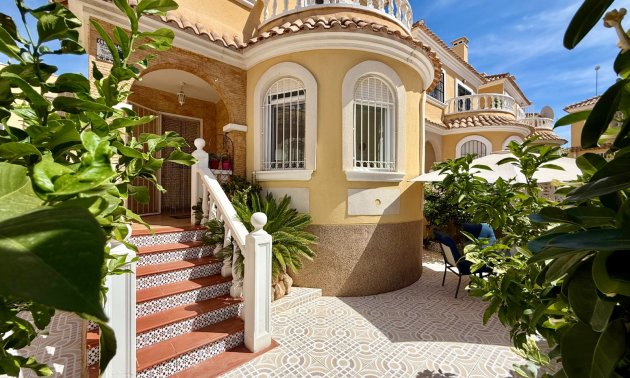 Resale - Villa -
Orihuela Costa - Villamartín