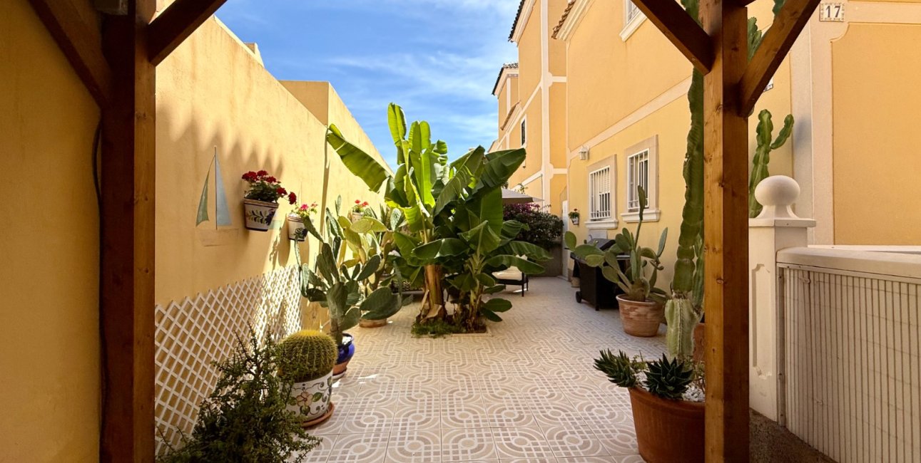 Resale - Villa -
Orihuela Costa - Villamartín