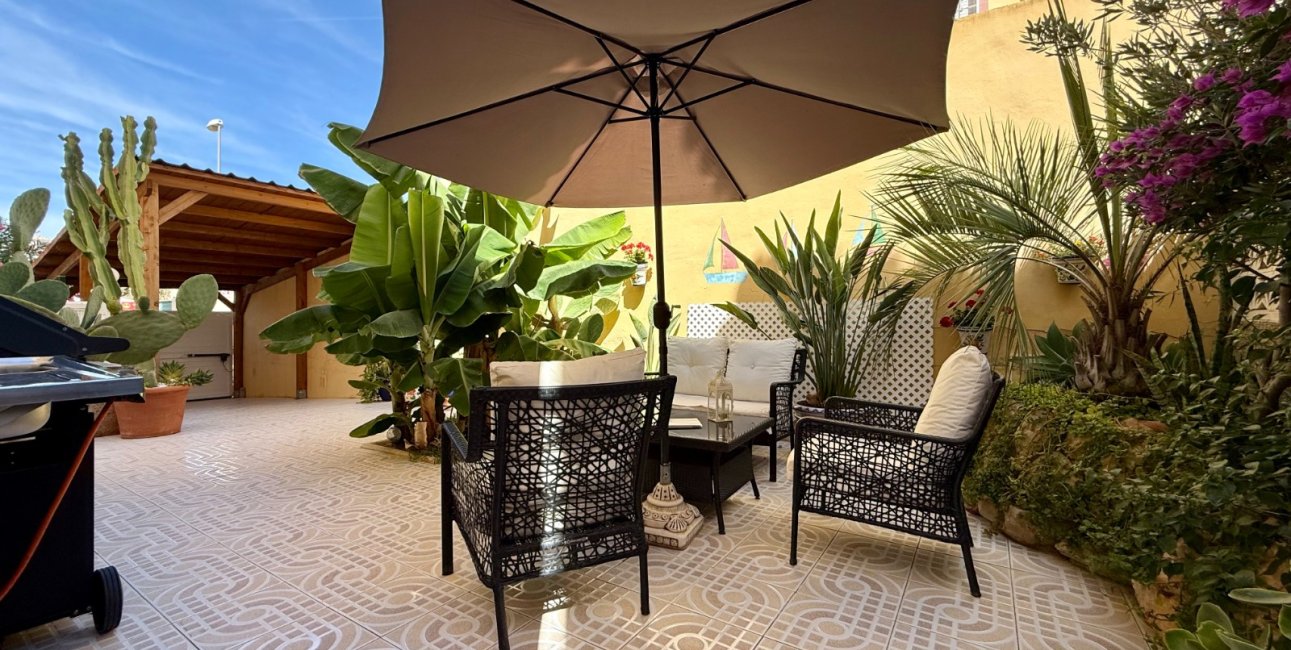 Resale - Villa -
Orihuela Costa - Villamartín