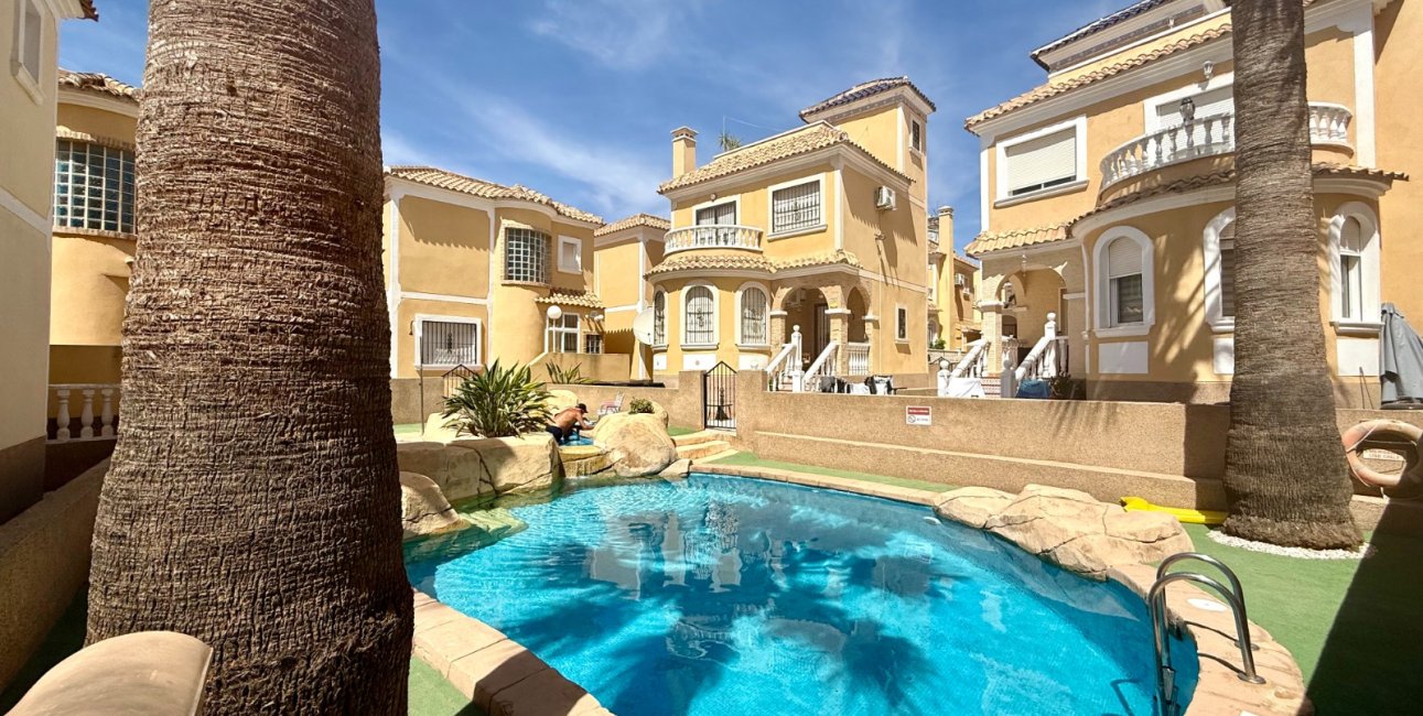 Resale - Villa -
Orihuela Costa - Villamartín
