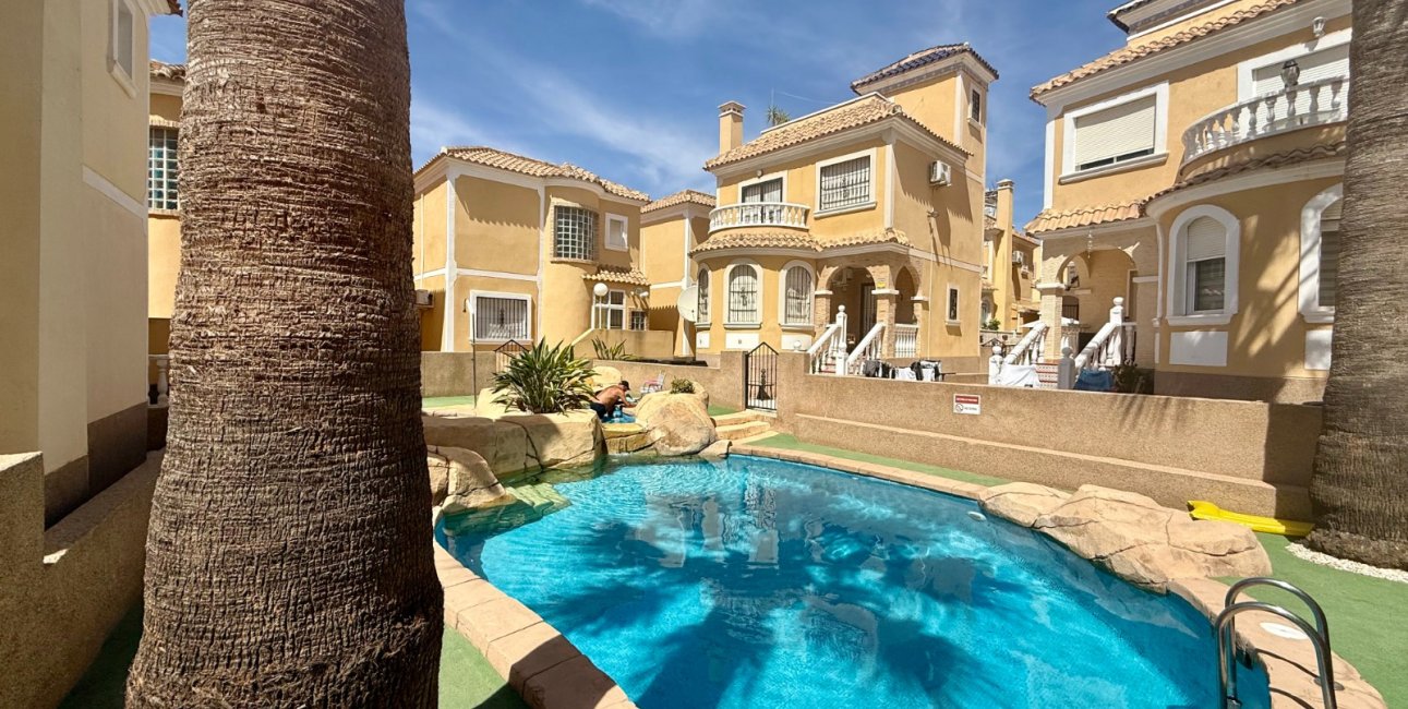 Resale - Villa -
Orihuela Costa - Villamartín