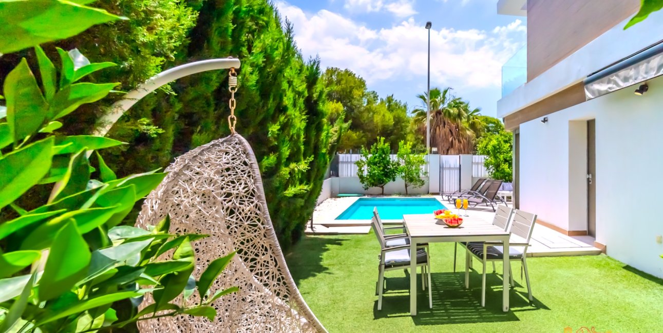 Resale - Villa -
Orihuela Costa - Villamartín