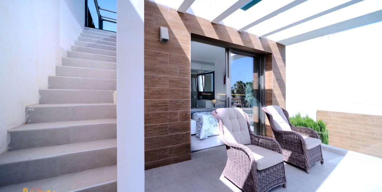 Resale - Villa -
Orihuela Costa - Villamartín