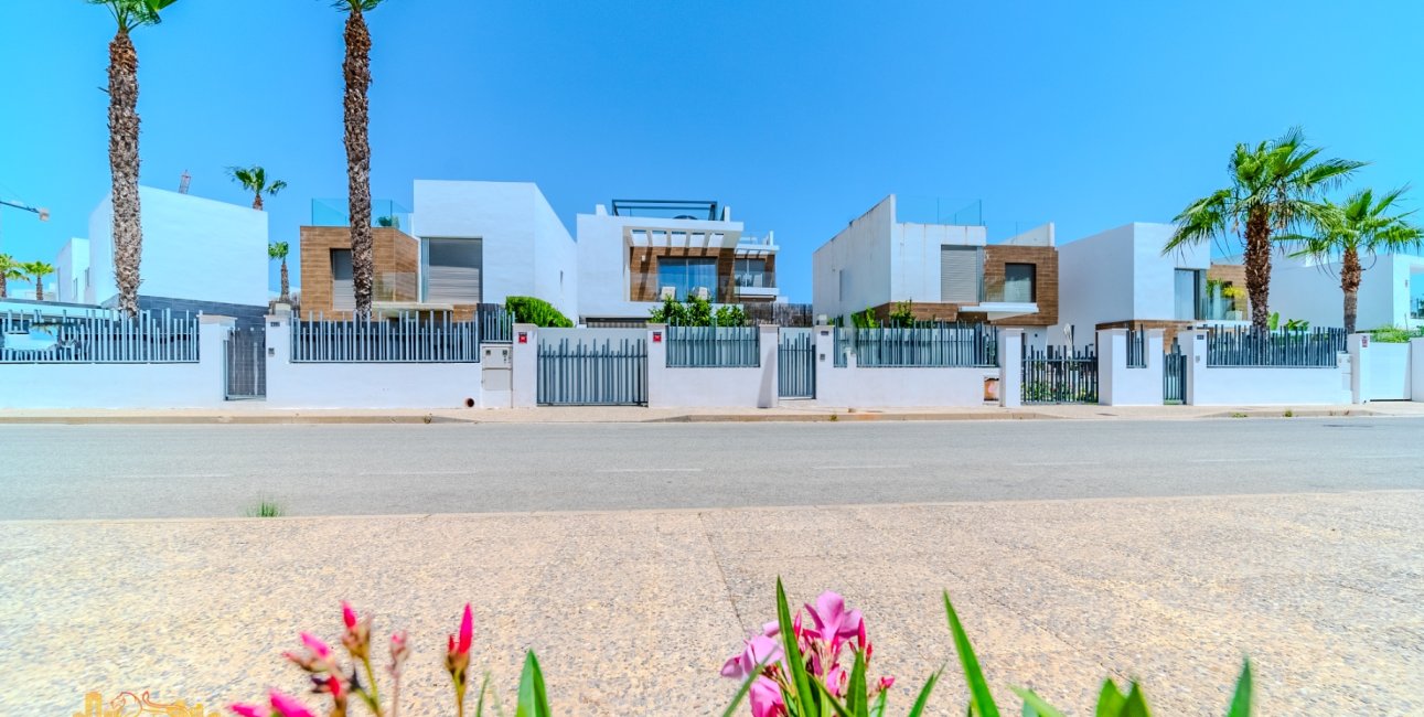 Resale - Villa -
Orihuela Costa - Villamartín