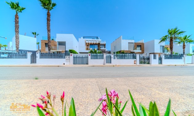 Resale - Villa -
Orihuela Costa - Villamartín