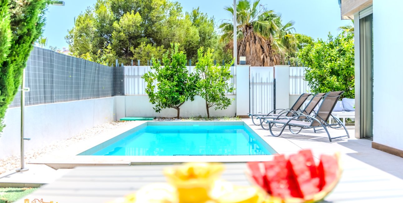 Resale - Villa -
Orihuela Costa - Villamartín