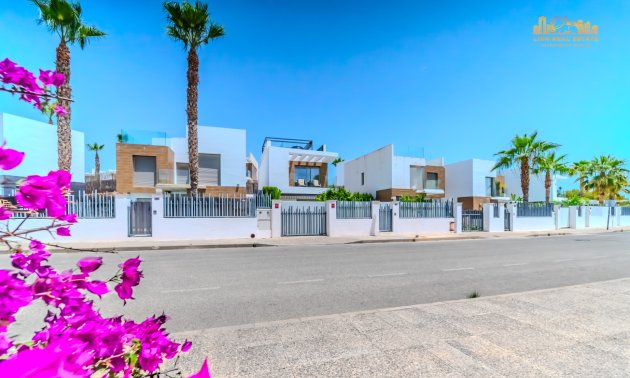 Resale - Villa -
Orihuela Costa - Villamartín