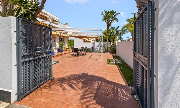 Resale - Villa -
Pilar de la Horadada - Pueblo Latino