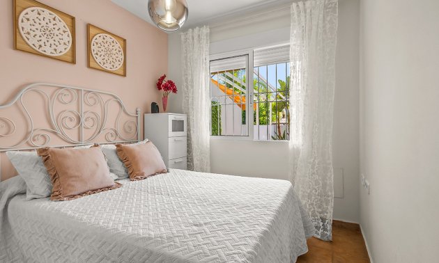 Resale - Villa -
Pilar de la Horadada - Pueblo Latino