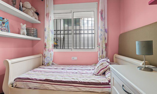 Resale - Villa -
Pilar de la Horadada - Pueblo Latino