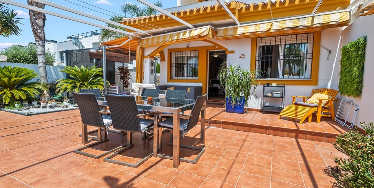 Resale - Villa -
Pilar de la Horadada - Pueblo Latino