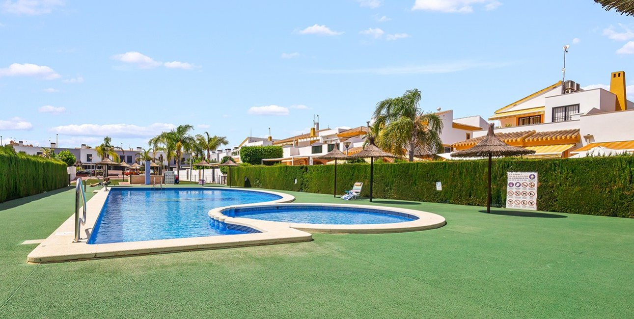 Resale - Villa -
Pilar de la Horadada - Pueblo Latino