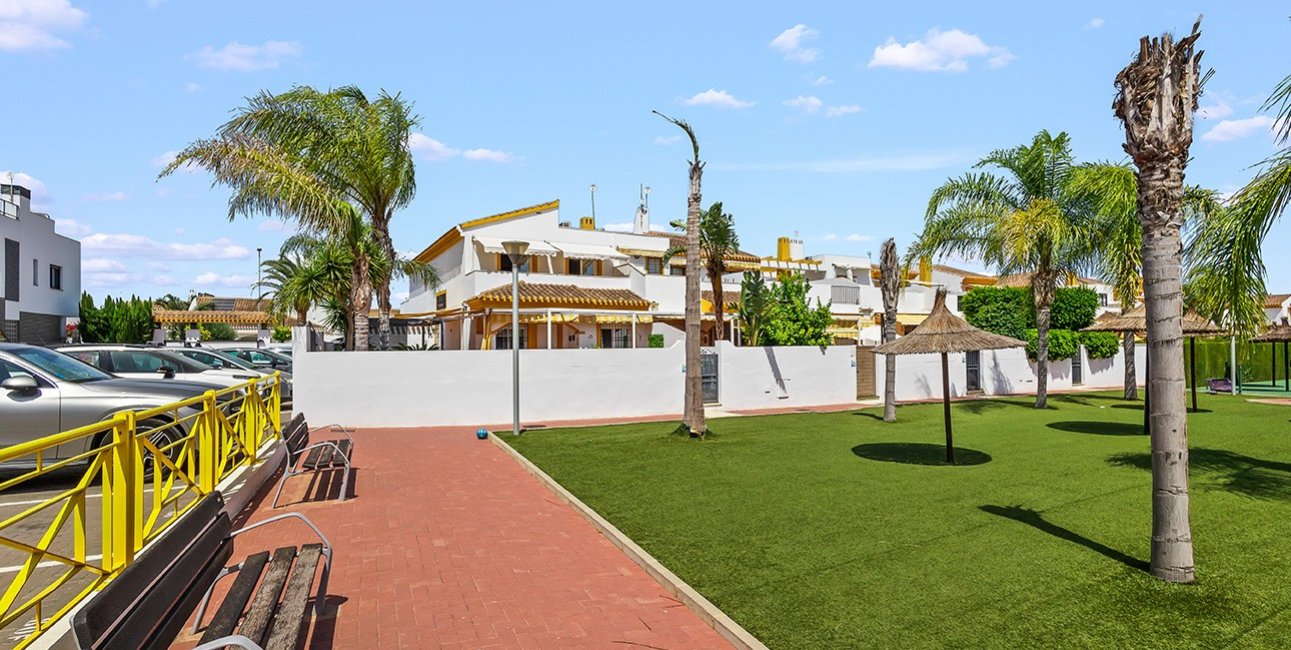 Resale - Villa -
Pilar de la Horadada - Pueblo Latino