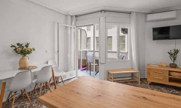 Resale - Apartment / flat -
Torrevieja - Playa del Cura