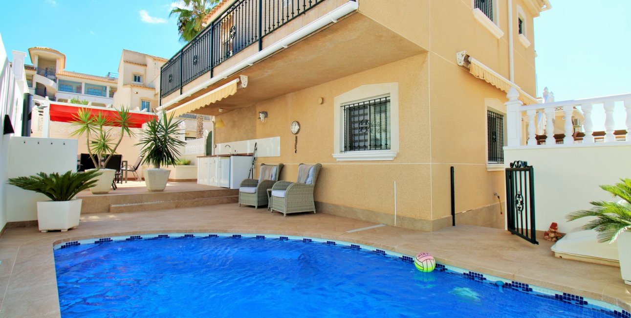Resale - Villa -
Orihuela Costa - Villamartín