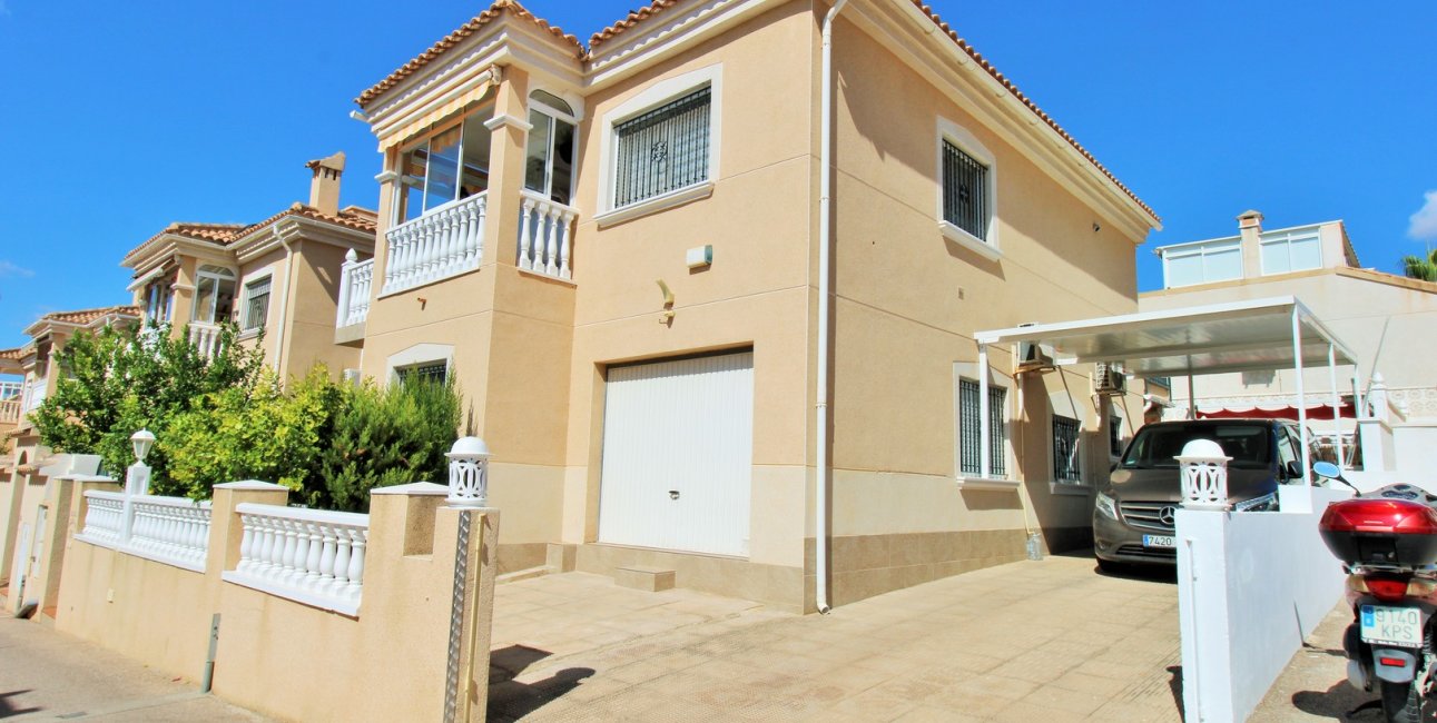 Resale - Villa -
Orihuela Costa - Villamartín