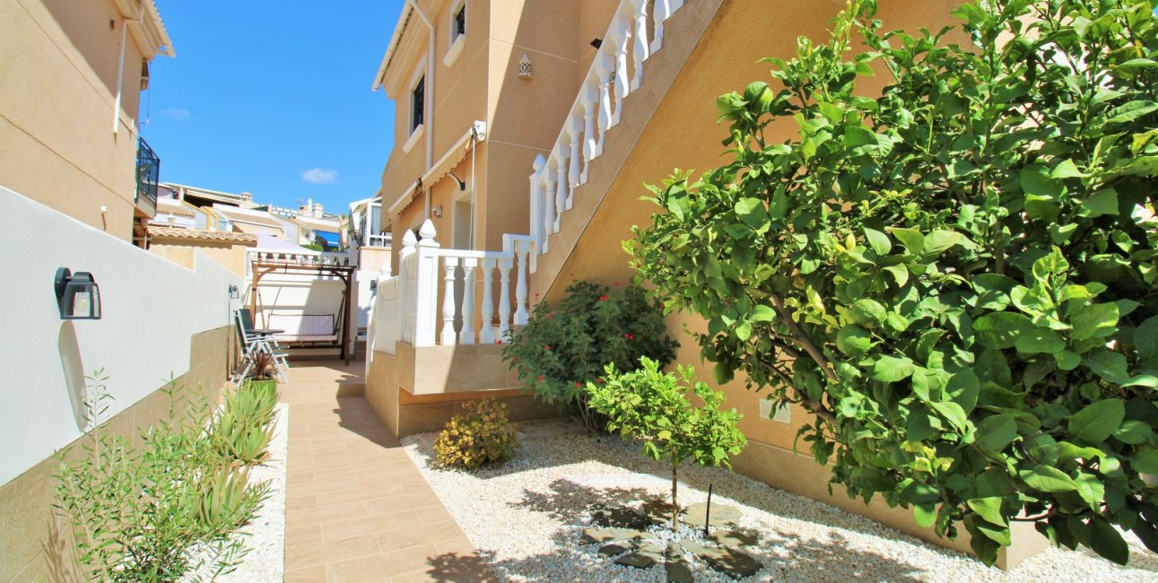 Resale - Villa -
Orihuela Costa - Villamartín