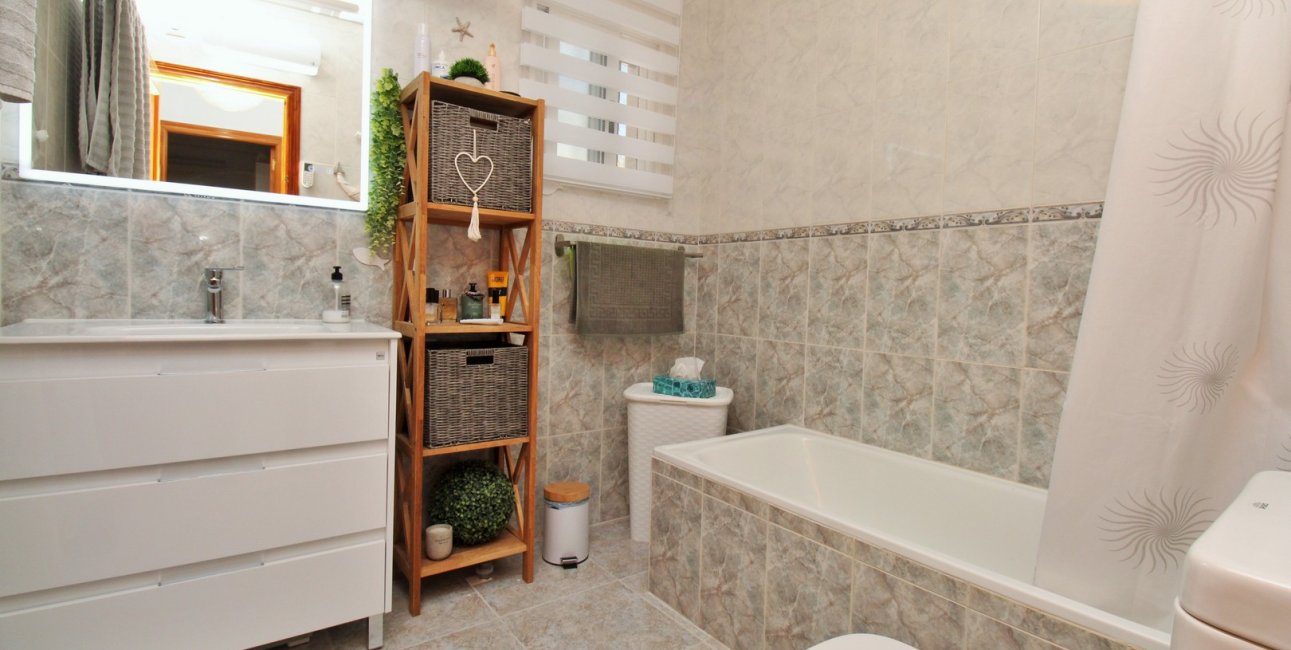 Resale - Villa -
Orihuela Costa - Villamartín