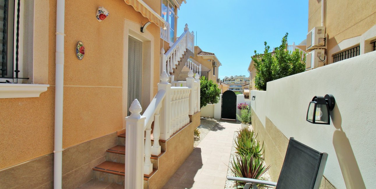 Resale - Villa -
Orihuela Costa - Villamartín