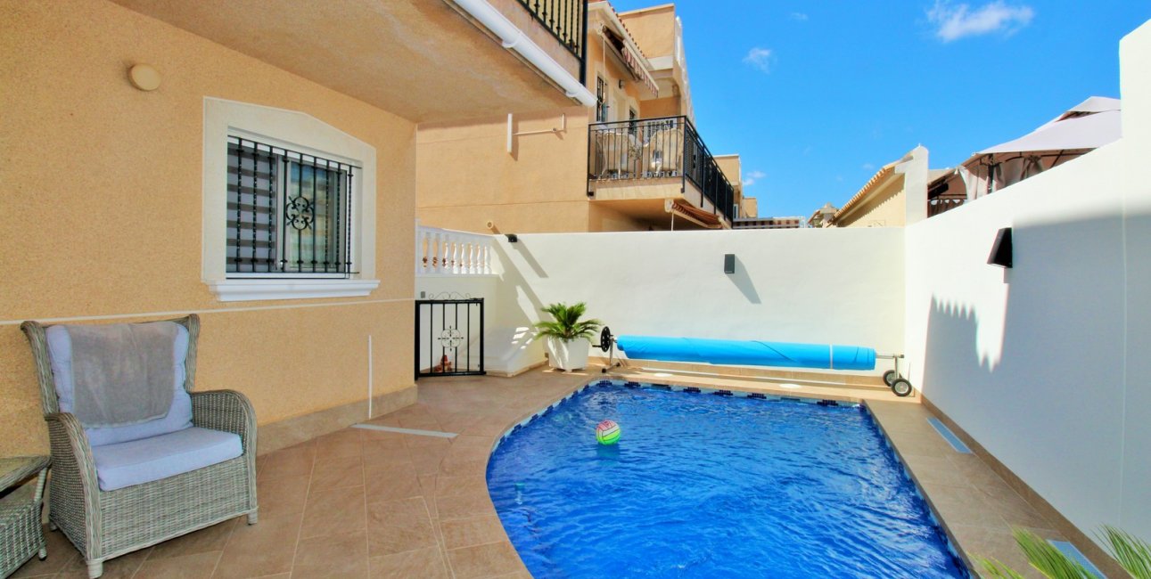 Resale - Villa -
Orihuela Costa - Villamartín