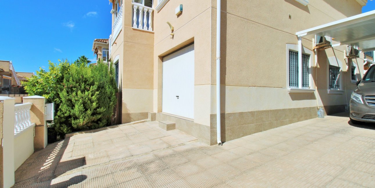 Resale - Villa -
Orihuela Costa - Villamartín