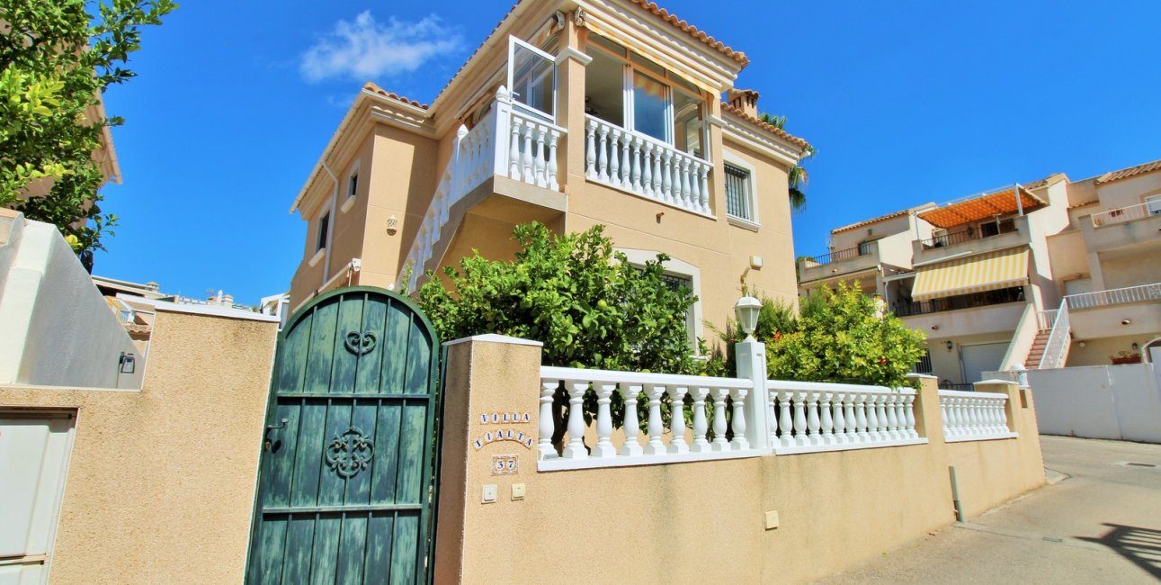 Resale - Villa -
Orihuela Costa - Villamartín