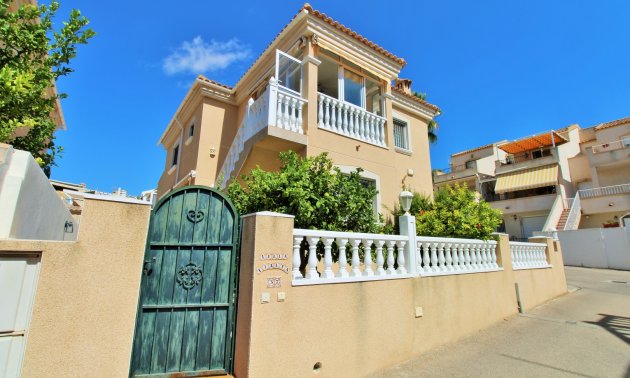 Resale - Villa -
Orihuela Costa - Villamartín