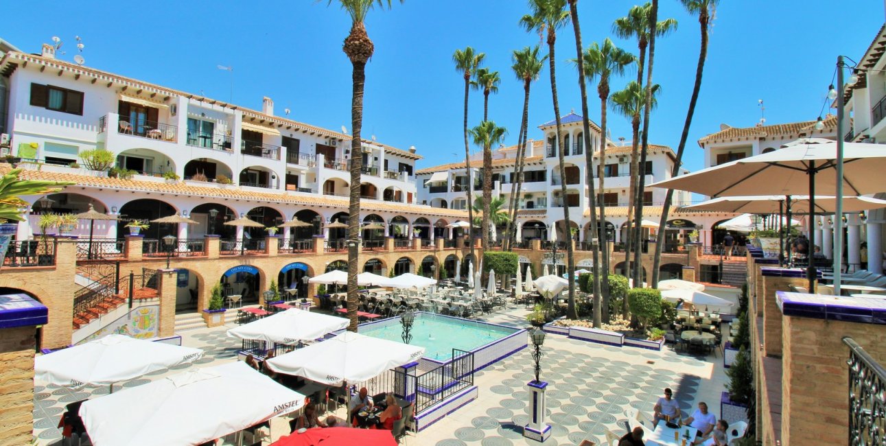 Resale - Villa -
Orihuela Costa - Villamartín