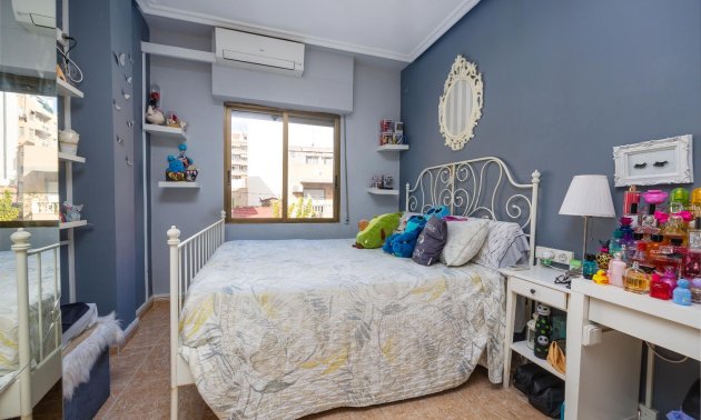 Reventa - Apartamento / piso -
Torrevieja - Paseo maritimo