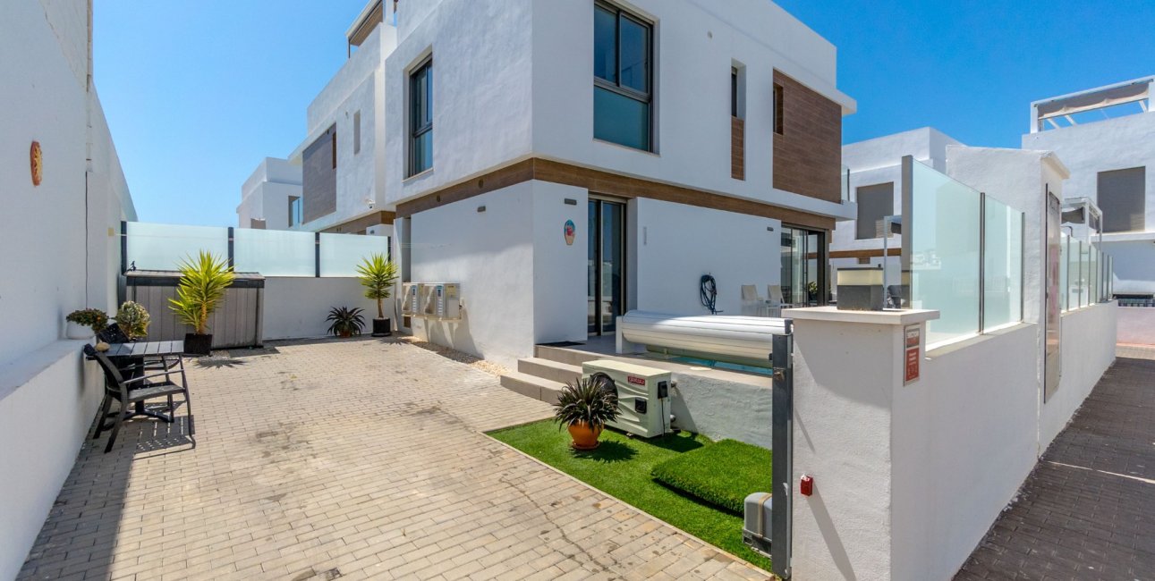 Resale - Villa -
Orihuela Costa - Villamartin