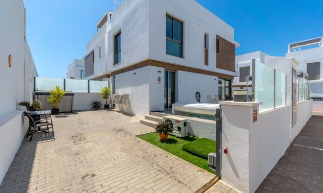Resale - Villa -
Orihuela Costa - Villamartin