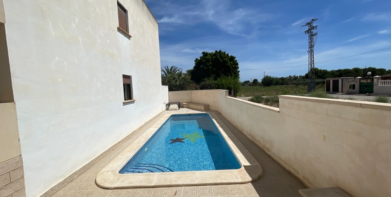 Resale - Townhouse -
Daya Nueva - Daya Nueva - Town