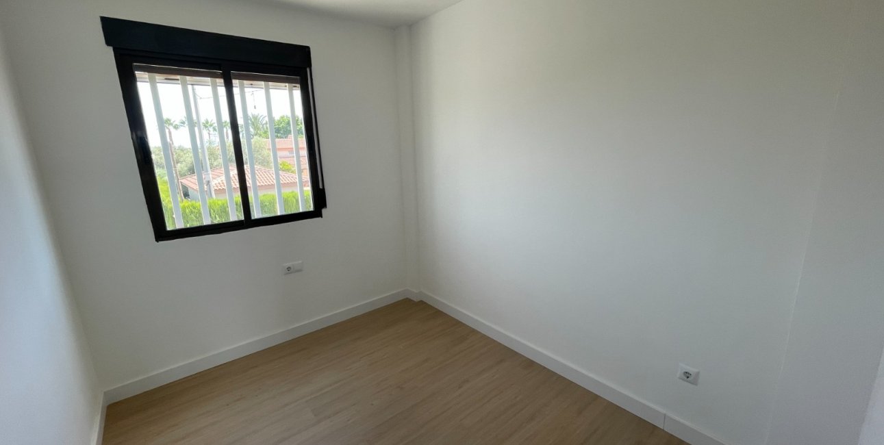 Resale - Townhouse -
Daya Nueva - Daya Nueva - Town