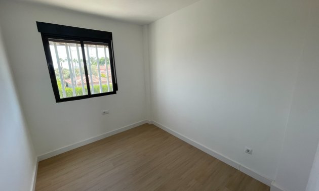 Resale - Townhouse -
Daya Nueva - Daya Nueva - Town