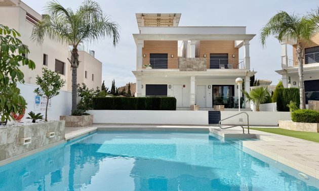 Resale - Townhouse -
Ciudad Quesada - Doña Pepa