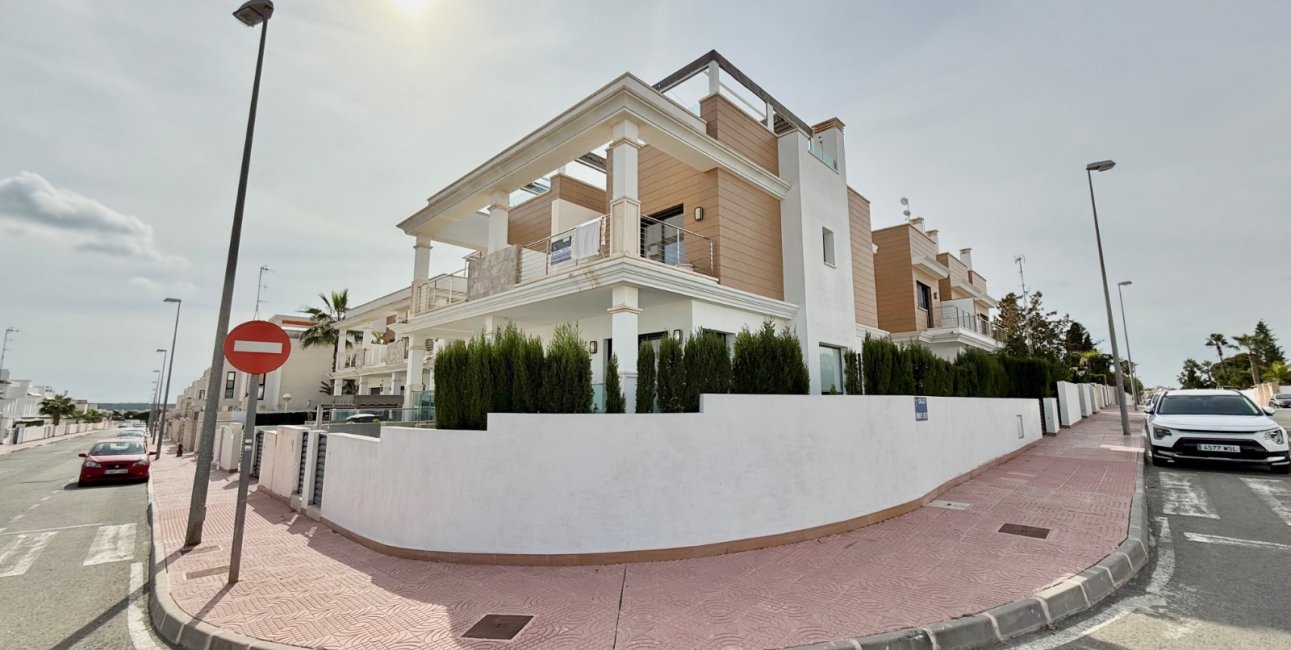 Resale - Townhouse -
Ciudad Quesada - Doña Pepa