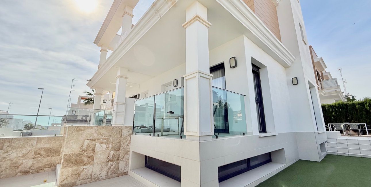 Resale - Townhouse -
Ciudad Quesada - Doña Pepa