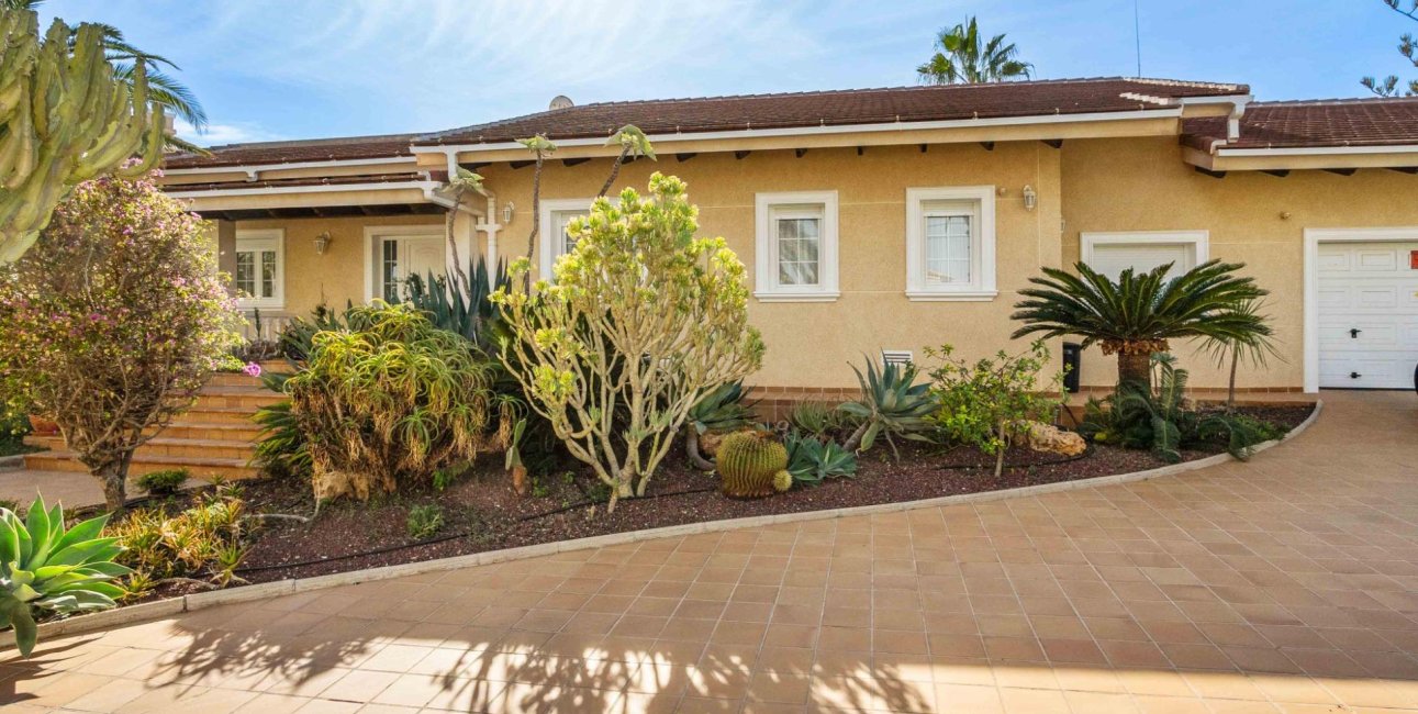 Resale - Villa -
Orihuela Costa - Cabo Roig