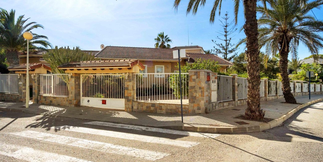 Resale - Villa -
Orihuela Costa - Cabo Roig